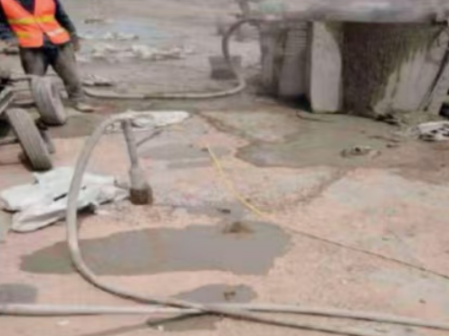 富宁水泥混凝土路面板底注浆技术 路面脱空注浆整治方案