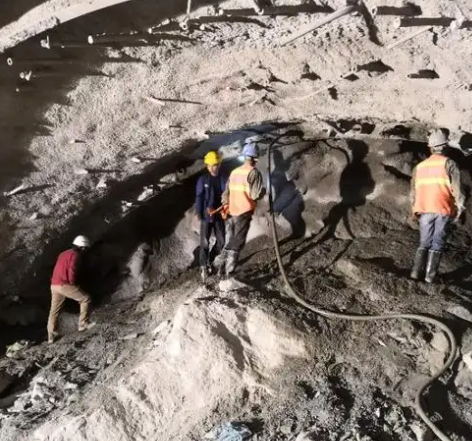 富宁隧道拱顶带模注浆料，微膨胀注浆料的特点及施工工艺